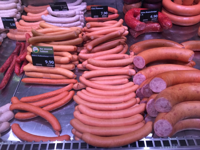 charcuterie-RAYOL CANADEL SUR MER-min_sausages_meat_butchery-1069321